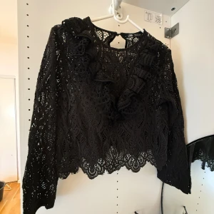 Spets topp  - Snygg populär spetstopp från zara💗💗