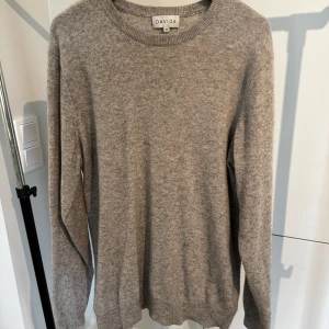 Grå kashmirtröja från Davida - Mjuk och stilren grå tröja från Davida Cashmere i strl. M.