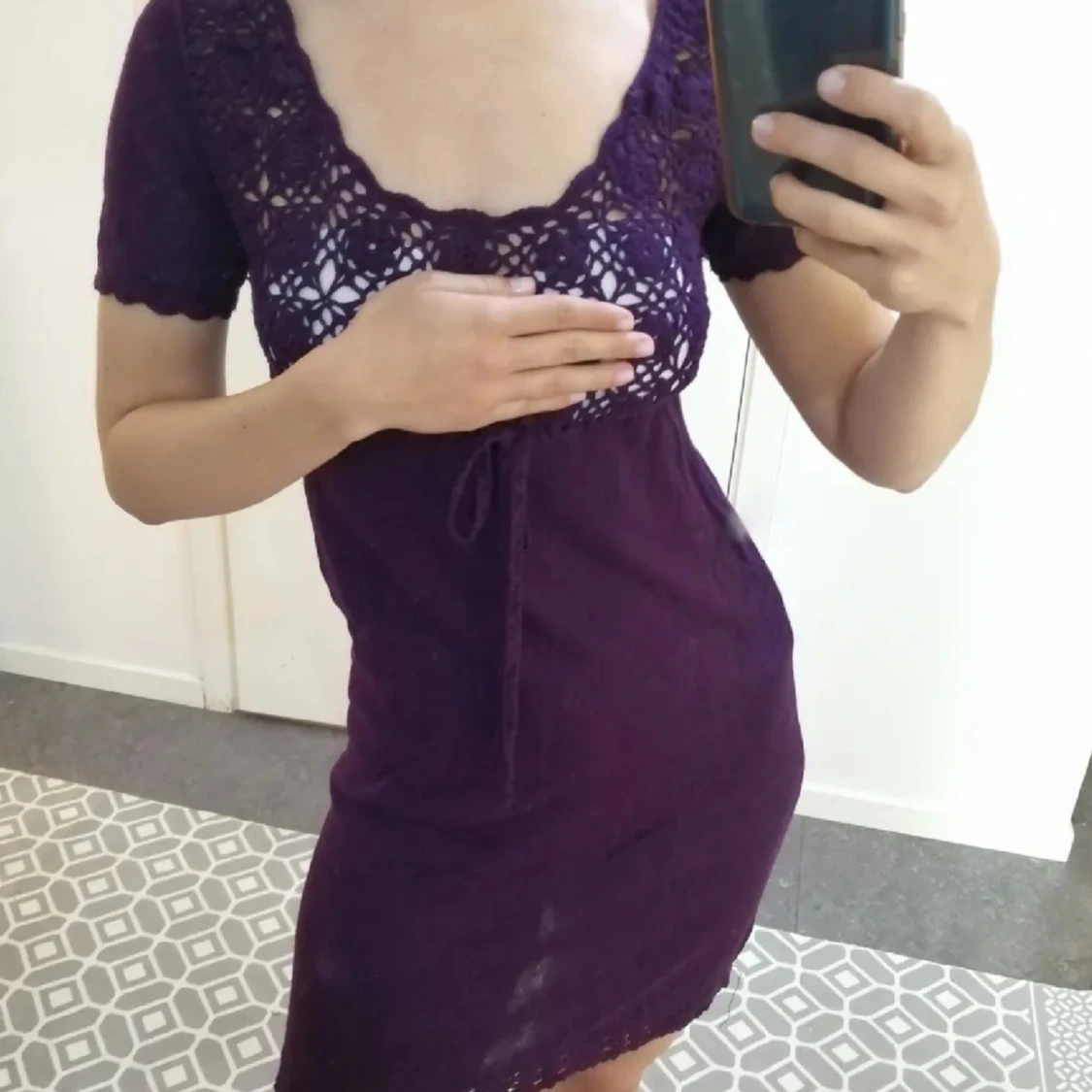 Lila kortklänning med broderi och knyt - 2