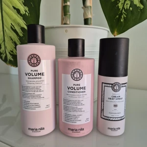 Maria Nila Pure Volume hårvård - Set med Pure Volume schampo och balsam samt Cream Heat Spray från Maria Nila. Endast testade och därmed fulla flaskor. Produkterna är veganska och tillverkade i Sverige, perfekta för dig som vill ha volym och värmeskydd till håret.