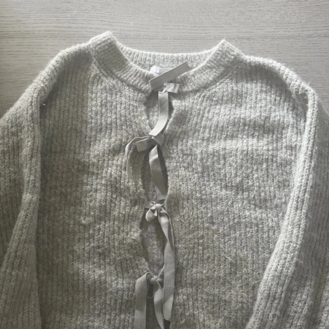 Stickad tröja med rosetter  - 1