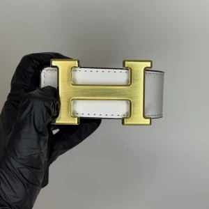 H bälte vit  - Helt nya bälten finns i fler färger, modeller, märken i vår profil! Postar samma dag eller dagen efter som max! 