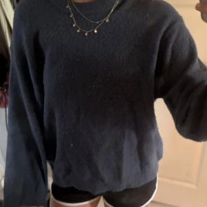 Mörkblå stickad tröja - Mysig tröja passar perfekt till hösten inga fel eller difekter 