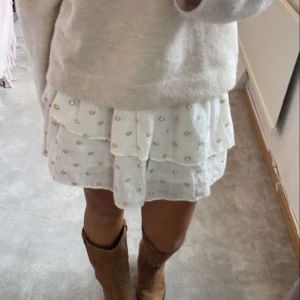 Zara volang kjol guldiga detaljer - Intressekoll på denna jättefina zara volang kjol med guldiga detaljer❤️