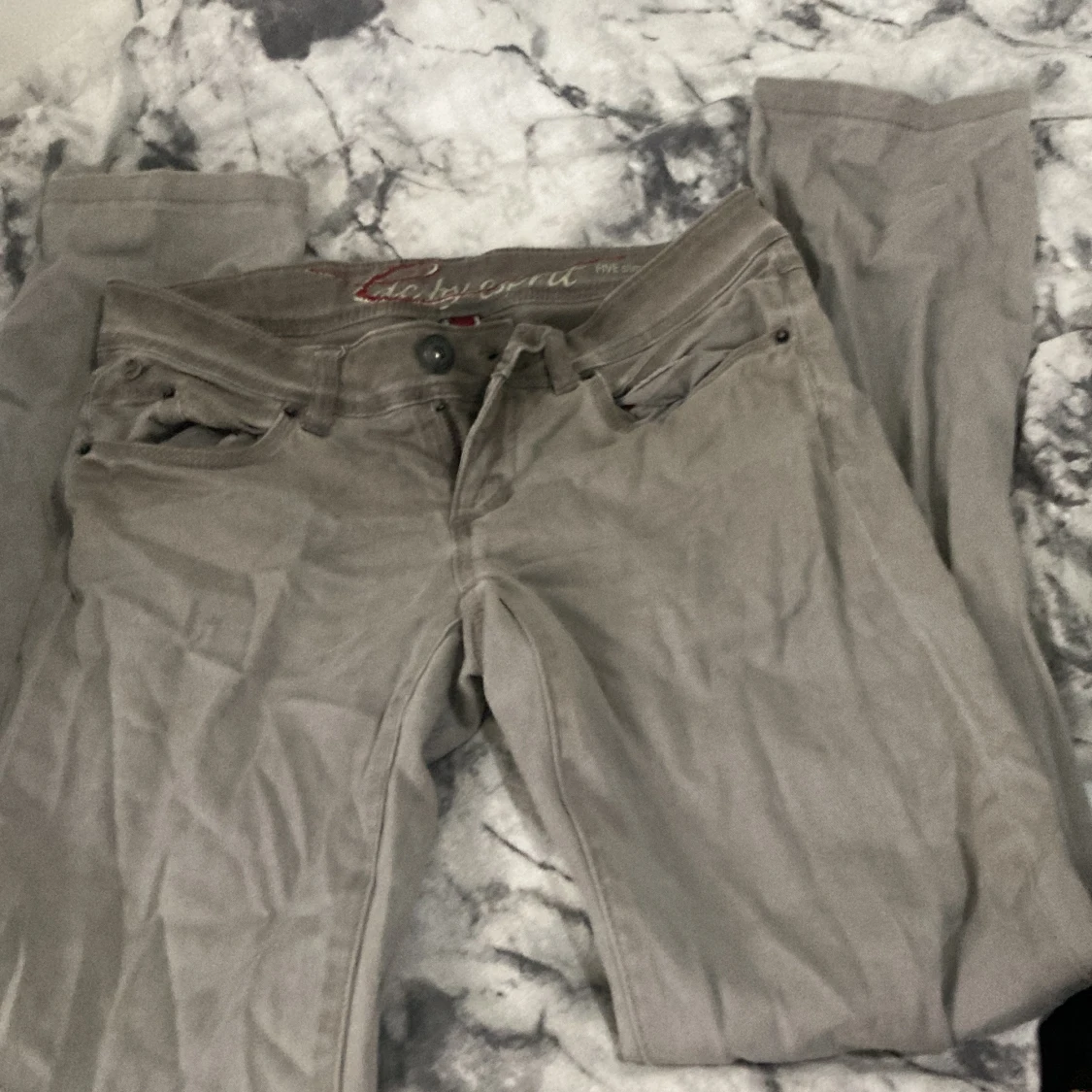 Mörk beige låg midja slim jeans från Esprit