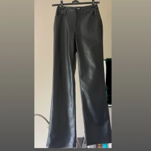 Svarta ”läderbyxor” i plast - Svarta ”läderbyxor” i plast från BikBok i storlek 34. Använda fåtal ggr. Mitt pris 400kr🌸