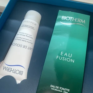 Biotherm Eau Fusion parfymset - Fräscht parfymset från Biotherm med Eau Fusion Eau de Toilette i grön förpackning och en vit duschkräm. Doften är lätt och uppfriskande, perfekt för dig som gillar citrus och fräscha toner. Snyggt set i modern design.