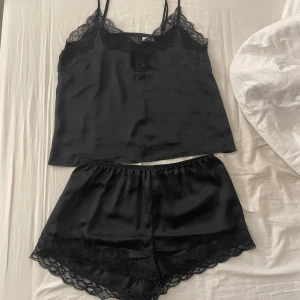 Spets pyjamas  - Säljer så den är för liten och fortfarande i jättebra skick. Skicka jätte gärna prisförslag !!