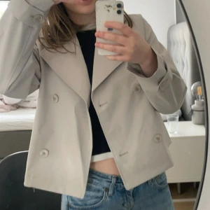 Beige jacka med knappar - Jättefin beige jacka använd fåtal gånger! Jättesnygg både till våren och hösten och passar till det mesta! 