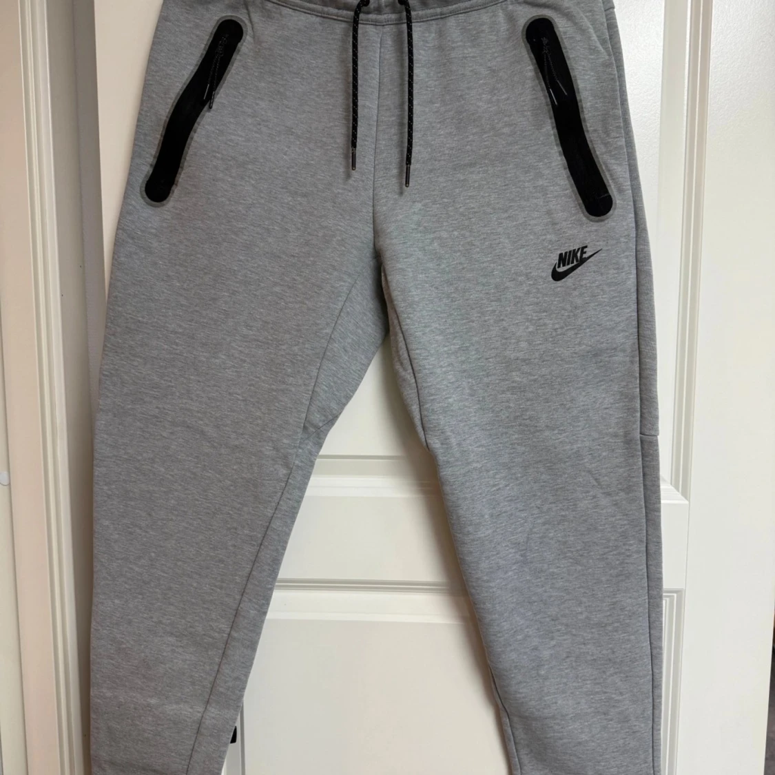 Grå Nike Tech Byxor