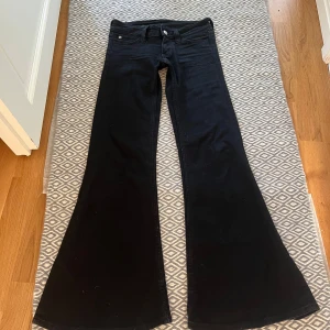 Svarta lågmidjade bootcut jeans från cheap monday - Snygga svarta Cheap monday jeans som är lågmidjade med  bootcut-ben . Super fint skick! Mindre i storlek från weekday