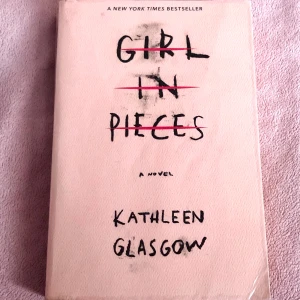 Girl in Pieces - En gripande roman om Charlotte Davis, som vid sjutton har förlorat mer än de flesta. Hon kämpar med sorg och smärta, men försöker hitta vägen tillbaka. Perfekt för dig som gillar starka berättelser om att överleva och växa, med känslor som berör och inspirerar. Kontakta vid frågor osv!!<3