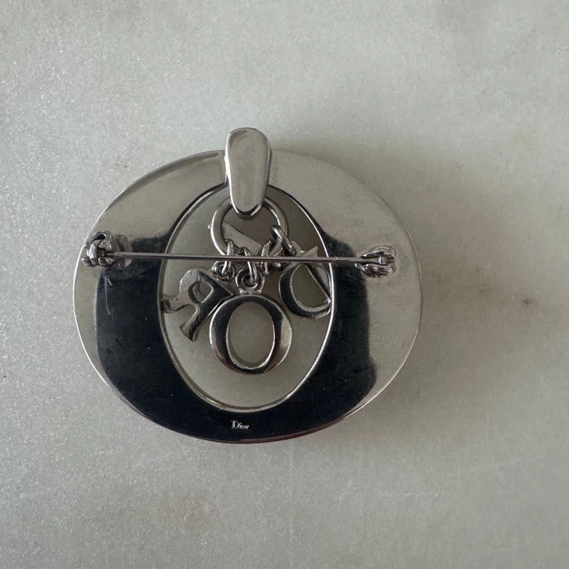 Silverfärgad brosch från Dior - 1