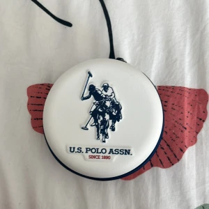 Vit klocka från U.S. Polo Assn. - Snygg och stilren klocka från U.S. Polo Assn. med vit silikonarmband och urtavla i matchande ton. Roséguldfärgade detaljer på visare och index, samt logga på urtavlan. Rund form och klassisk design, perfekt för dig som gillar enkel och modern stil. Priset kan även diskuteras❣️ 