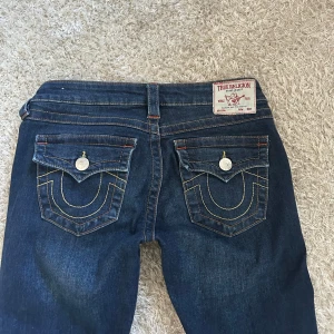 True Religion  bootcut jeans blå -  ett par mörkblå True Religion  jeans med bootcut och låg midja. 