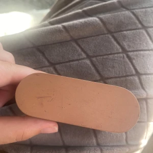 Sony WF-1000xm3 - Säljer hörlurar i begagnat skick. Det finns repor på ovansidan av huvudbandet och öronkuddarna saknas. Fodral ingår som gåva. Tack 