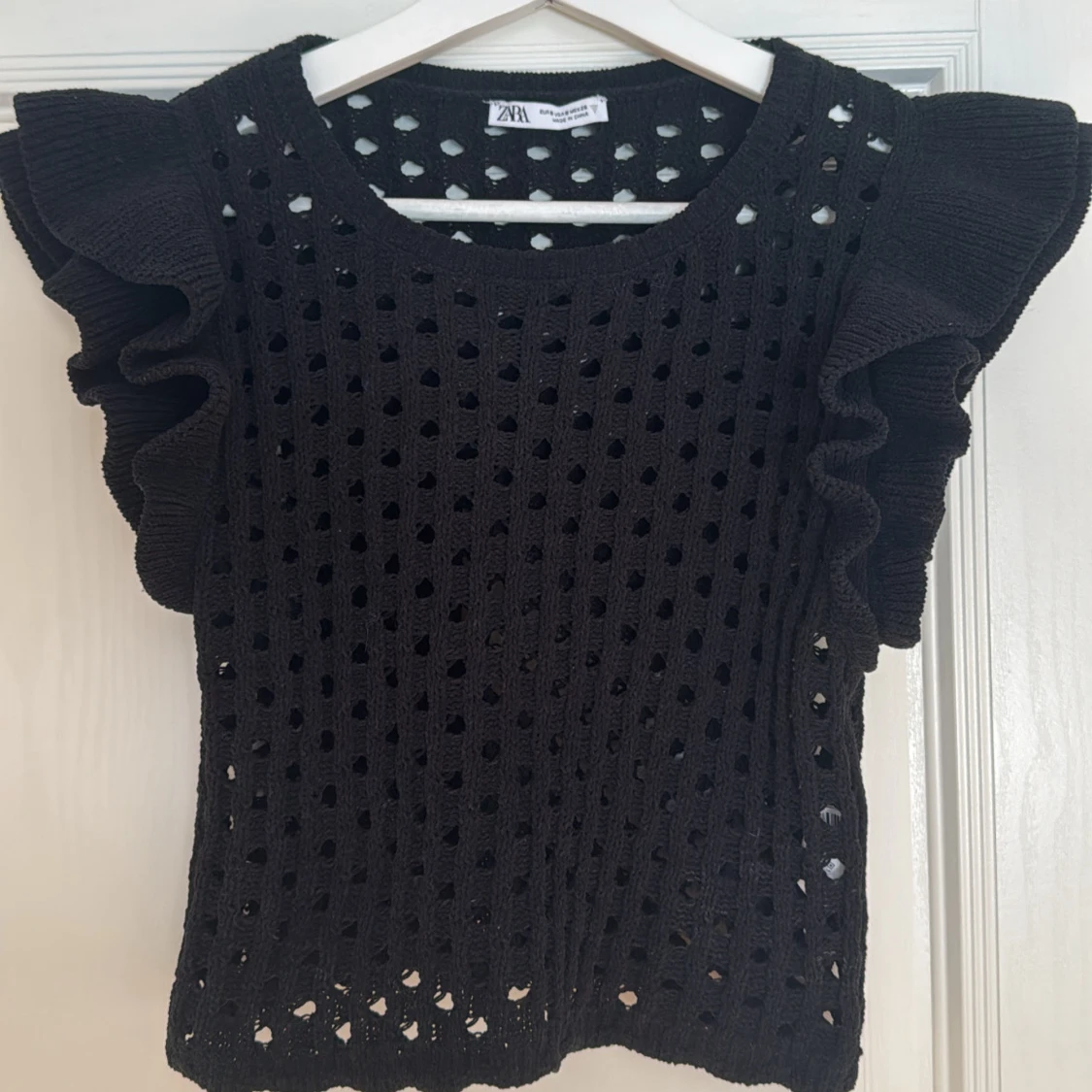 Svart stickad/virkad tröja med volangärmar från Zara