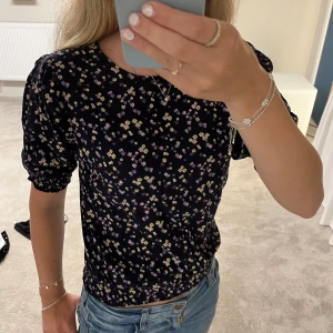 Blommig blus från Cubus  - Fin blus i storlek 158/164 i väldigt fint skick. Material: viscose 