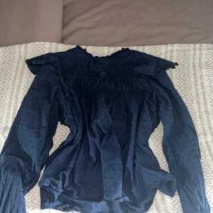 Marinblå blus - Säljer denna ur snygga marin blå blusen med massa fina detaljer från Only. Det är storlek L men passar den som har storlek S! 