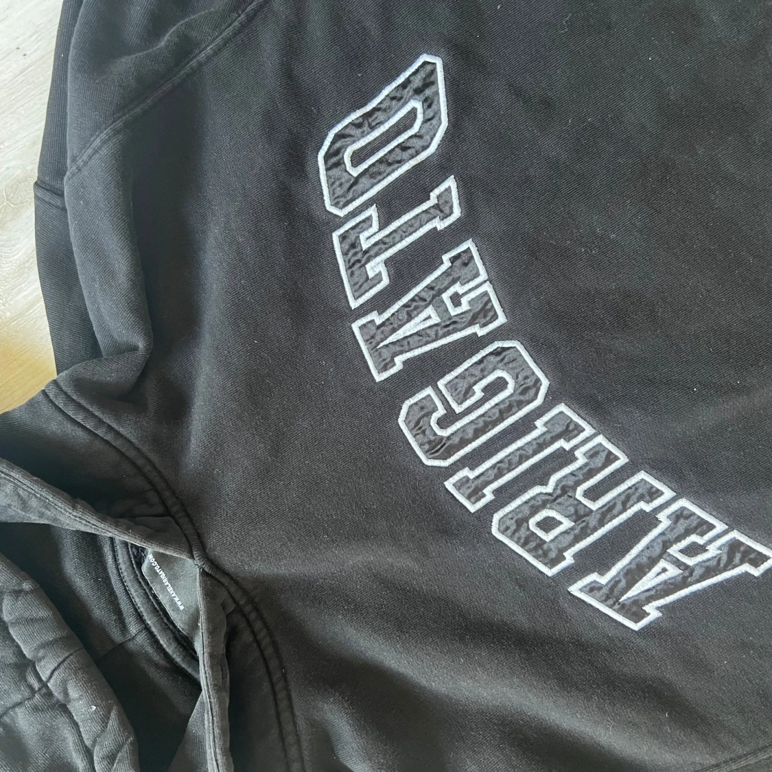 Svart hoodie Axel Arigato med tryck - 1