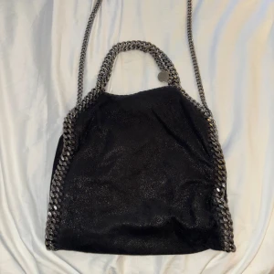 Stella McCartney mini Falabella  - Säljer nu min Stella väska som är i storlek mini alltså mellan storleken. Säljer då den inte kommer till användning. Den är i jättefint skick med inga defekter förutom små fläckar på insidan som man inte märker. Pris kan eventuellt diskuteras! Skriv om du undrar något💗