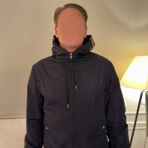Mörkblå vindjacka från Moncler - Snygg mörkblå vindjacka från Moncler, kvitto från butik finns där jag köpt personligen. Garantin gäller precis som mina andra plagg från mocker har. Storlek M och jätte fint skick.