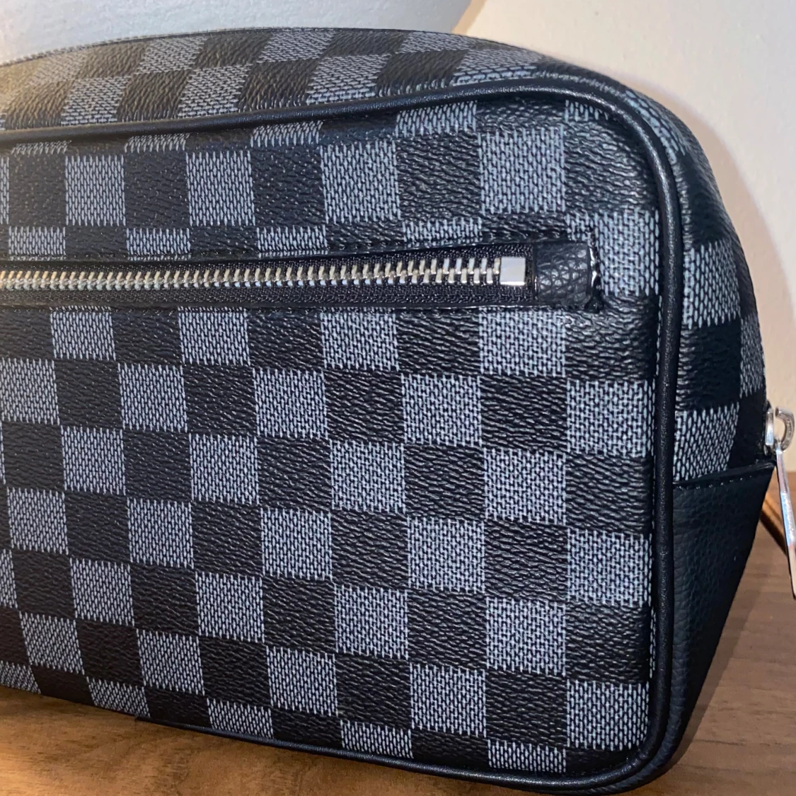 Rutig svart axelväska i skinn