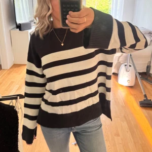 Svartvit randig stickad tröja Gina Tricot - Säljer en svartvit stickad tröja från Gina Tricot i storlek 158/164. Väl använd men är i bra skick💞