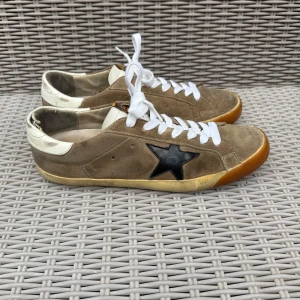 Golden Goose skor - Beigea Golden Goose || Storlek 44 || Skorna är i okej skick, se bilder (en söm har börjat lossna) och mockan är fläckig || Mitt pris 1399kr || Tveka inte på att höra av dig vid frågor eller funderingar 