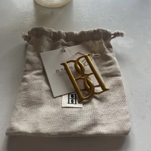 By Malene Birger brosch - Säljer denna brosch från By Malene Birger i den stora storleken. Helt ny, med prislapp. Betala gärna med Swish, skickar så fort jag kan. :)