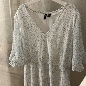 Blommig sommar klänning💕 - En så fin klänning ifrån vero moda med en v ring, volang ärmar och den är i storlek s men passar mig som brukar ha xs💕perfekt inför sommar, köpt för 430kr💕