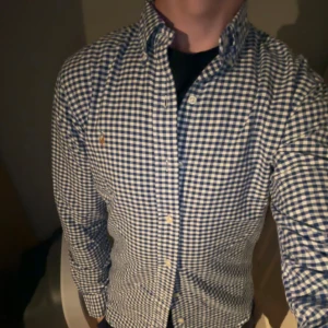 Blårutig skjorta Polo Ralph Lauren S - Säljer denna snygga slim fit blårutiga skjitts från Ralph Lauren. Skjortan är i gott skick och har ett nypris på ca 1400kr