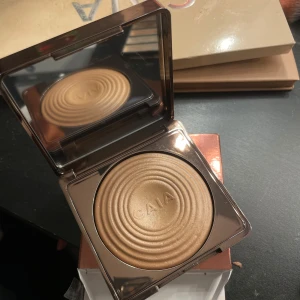 CAIA Glow Bronzer La Digue -  Bronzer ifrån CAIA i nyansen La Digue. Den är helt ny, fick i fel färg så säljer nu denna 💕 Priset går att diskutera 🥰