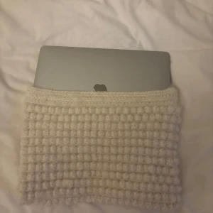 Bubbel datorfodral  - hejj, säljer såna här datorfodral som jag virkar!! går att beställa skriv bara färg o mått💖💖 finns vit, rosa, brun, gul och grå!! 450 utan dragkedja och 499 med🥹🥹🥰