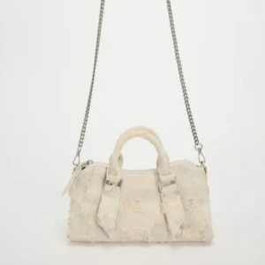Zara väska - Distressed design - Superfin liten väska från Zara i väldigt ljus beige (ser nästan vit ut på bilden). Tillverkad i slitstarkt material med medvetet “sliten” design – det är en del av stilen och inte en defekt. Har både handtag och axelrem i kedja. Har en liten fläck på ena sidan (syns knappt), men annars i fint skick! Köpte den för ungefär 500kr så säljer den för 200kr men priser kan diskuteras.