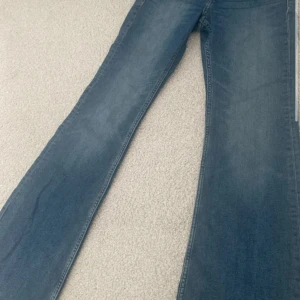 Blå bootcut jeans med normal passform - Säljer dessa jeans då de aldrig kommer till användning. Aldrig använt de utan bara testade🥰