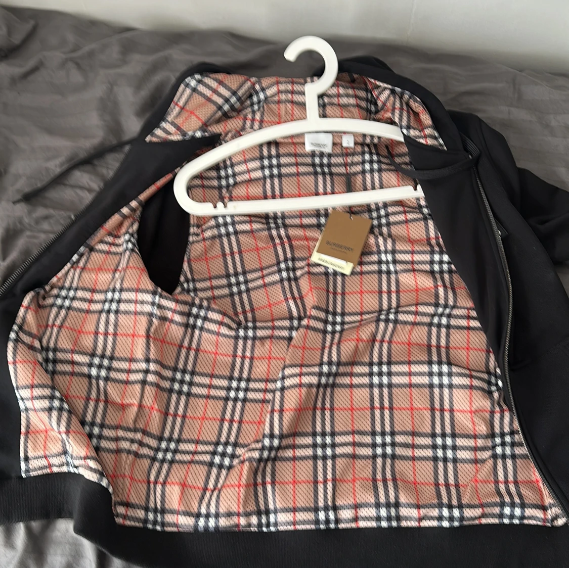 Svart Burberry zip hoodie perfekt för höst och vinter - 3