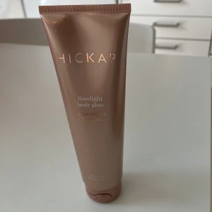 Hickap Limelight Body Glow highlighter - Limelight Body Glow från Hickap är en vegansk highlighter för kroppen. Ger en glowig finish med skimrande effekt och passar alla hudtyper. Helt ny. 