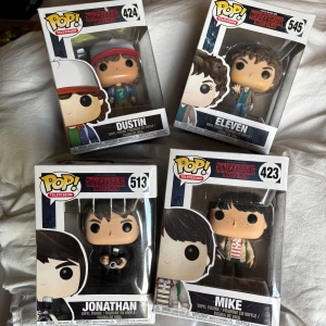 Stranger Things funko Pops - Samlarfigurer från Stranger Things. Innehåller karaktärerna Mike, Eleven och Dustin (Jonathan har sålds separat). Säljer alla då jag tappat intresset för serien och ska flytta vars jag ej har platts. Bra skik med orginal förpackningarna - OBS! Förpakningar har blivit öppnade! (250:- för alla)
