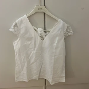 Vit spetsblus med knyt st XS - Supersöt vit blus från SHEIN i storlek XS.