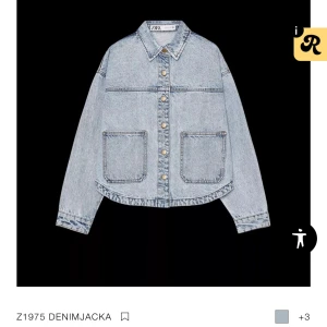 Ljusblå jeansjacka från ZARA - Intresskoll på en ljusblå jeansjacka från ZARA med klassisk krage, stora framfickor och snygga metallknappar i guld. Jackan har en loose passform och är tillverkad i slitstarkt denim. Perfekt för dig som vill ha en chill och trendig look. Aldrig använd