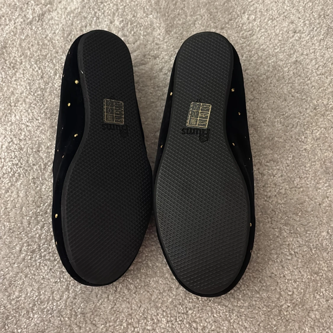 Svarta mocka loafers med guldprickar - 2