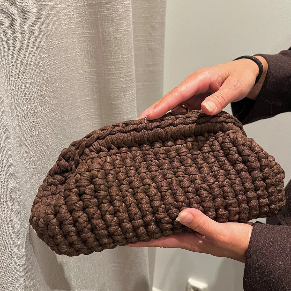 Brun stickad kuvertväska - 1