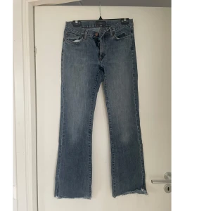 Lågmidjade bootcut jeans - Mina favoritjeans från pretty little thing som har blivit för små. Lågmidjade och lite längre i benen.