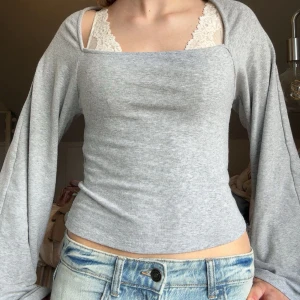 Ljusgrå långärmad tröja med bred hals och vida armar - Superfin tröja från Gina Tricot, oanvänd🤍