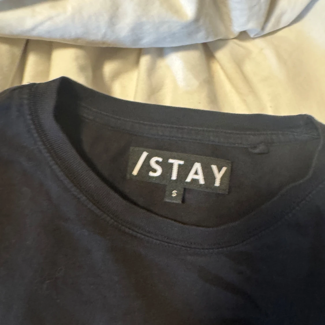 Svart t-shirt med tryck från STAY - 2