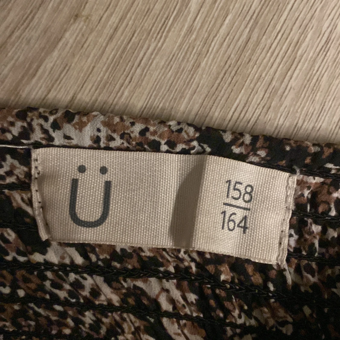 Brun kjol med ormmönster från Ü - 2