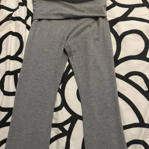 Grå mjukisbyxor med wide fit - Snygga grå mjukisbyxor med riktigt breda ben för en chill och trendig look. Perfekta att glida runt i hemma eller när du vill ha en avslappnad stil. Materialet är mjukt och stretchigt, vilket gör dem superbekväma hela dagen.