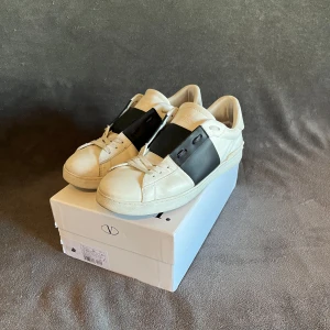 | Valentino Garavani Open | - Skor från Valentino | Storlek 46 men passar bra som 45  | Färg: Vita med svart detalj | I fint skick | Skriv vid frågor eller för mer bilder |