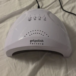 Gelpolish Factory UV-lampa vit - Säljer en vit UV-lampa från Gelpolish Factory i 48w i 3 olika timerinställningar köpt för 128kr.pris kan diskuteras 